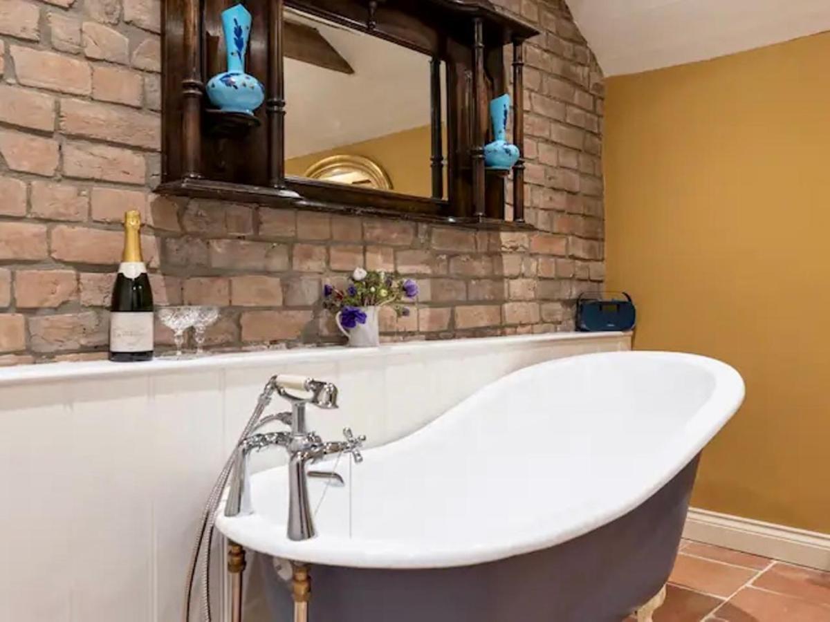 Pass The Keys Goose Feather Barn, Wedmore Luxury Cottage For Two Exterior photo